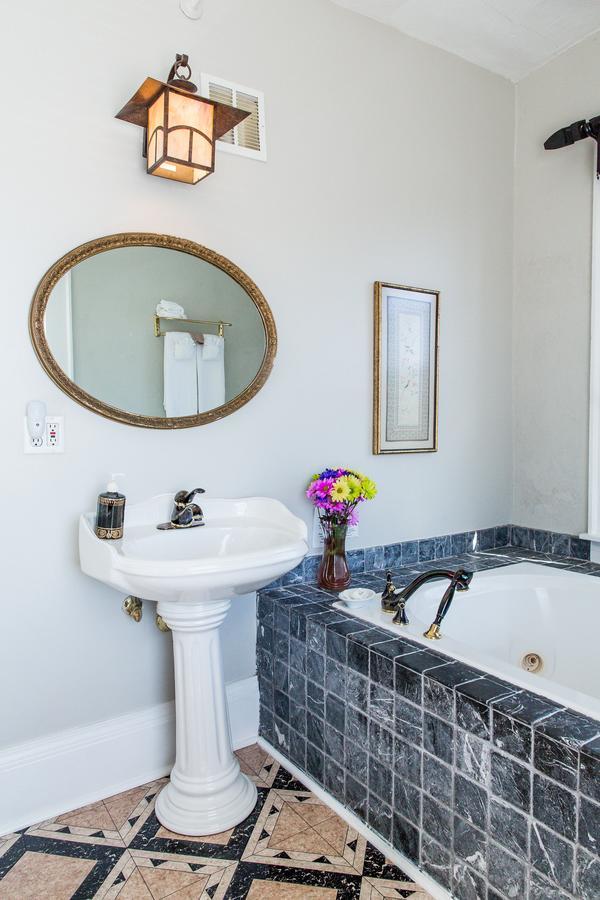 The Henderson Bed & Breakfast Hendersonville Bagian luar foto